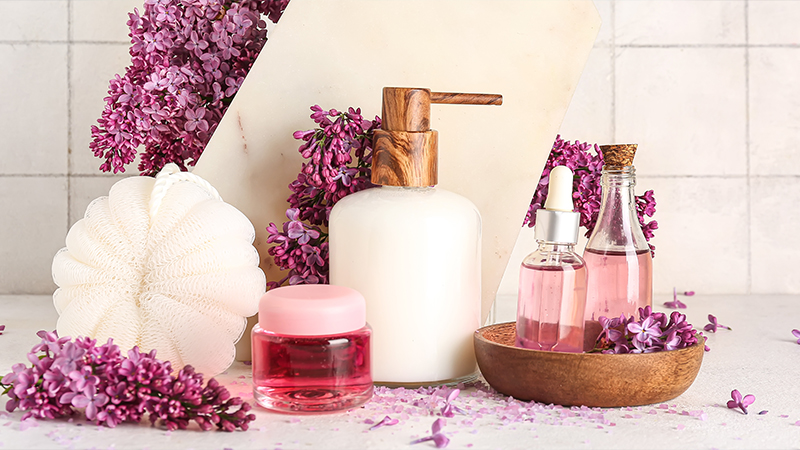 Rincón del baño con productos para la ducha